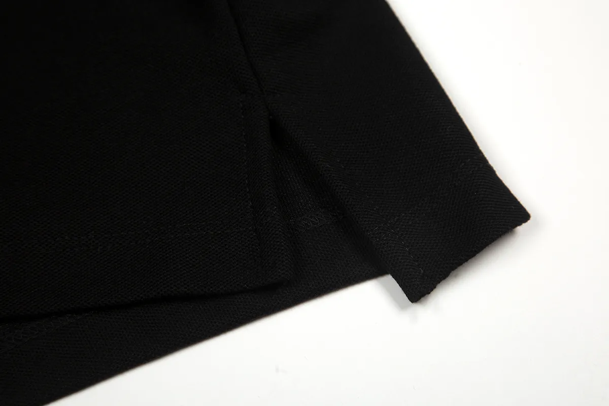 P200 White background picture [Evergreen all year round] Style number: 25101# (on sale all year round) Color: black white label/black red label/navy blue white label/navy blue red label/white/pink/grey Size: S to Pearlescent buttons on white background ✅ - The placket chiffon film is professionally processed ✅ -Ralph Lauren's classic Malaysian logo Polo｜Unlock the British retro sports style. Use 220g heavy double-sided piqué cotton to create a tall silhouette. The iconic Malaysian embroidery logo interprets American origin. The solid color system can easily control formal and casual scenes.